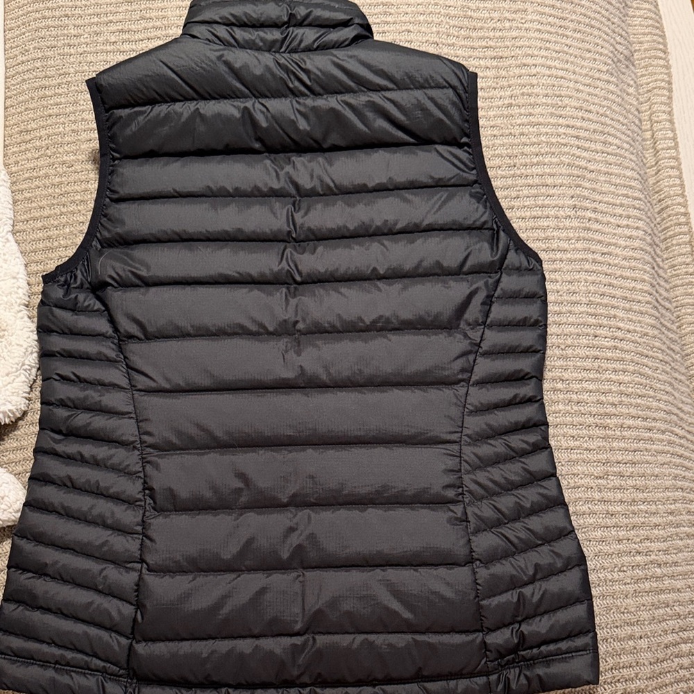 Patagonia Women's Dark Quilted Puff Vest- SIZE SMALL! - Picture 6 of 6